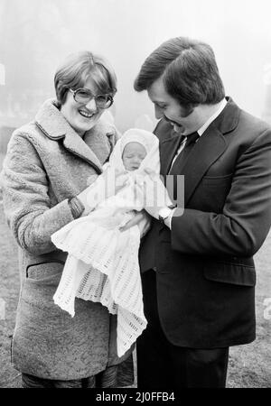 PC Graham Browne e sua moglie Yvonne posano con il loro figlio di otto settimane Clive Brown dopo la sua cerimonia di Natale alla chiesa di Sandringham, Norfolk. Alla cerimonia hanno partecipato anche i membri della Famiglia reale, tra cui la Regina, che soggiornano a Sandringham durante il periodo di Natale e Capodanno. Per coincidenza, il battesimo si è svolto negli stessi giorni del servizio familiare, portando undici membri della Famiglia reale a partecipare al battesimo. 8th gennaio 1978. Foto Stock