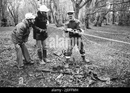 Gli uomini di smaltimento della bomba dai Royal Engineers scavano fuori una bomba tedesca inesplosa da 500 kg di Wold seconda Guerra nella Foresta di Epping. La bomba si è deposta sotto la foresta per 24 anni e si ritiene faccia parte di un aereo bombardiere Junkers 88 della Luftwaffe tedesca. 23rd aprile 1979. Foto Stock