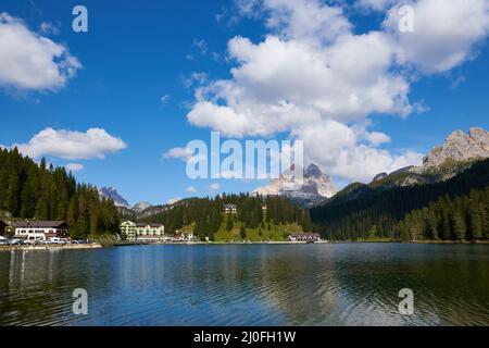 Le tre Cime di Lavaredo sul lago di Misurina Foto Stock
