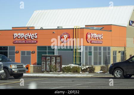 Calgary, Alberta, Canada. 17 ottobre 2020. Popeyes è una catena multinazionale americana di ristoranti fast food di pollo fritto della NE Foto Stock