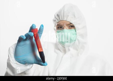 Una giovane dottore è in possesso di un campione di sangue che invierà ad un laboratorio. Foto Stock