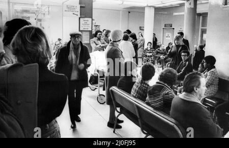 Un affollato Dipartimento di Casualty a Coventry and Warwickshire Hospital, Coventry, West Midlands, 21st febbraio 1978. Foto Stock