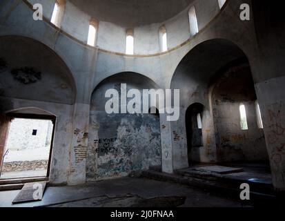 Interno di una deserta chiesa cristiana ortodossa Foto Stock