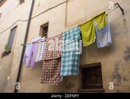 Lavanderia a casa con vestiti colorati asciugando Foto Stock