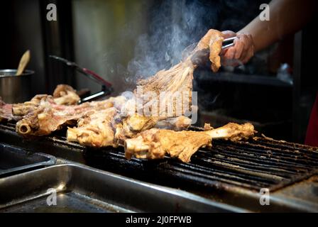 Chef cucina tradizionale cinese sulla strada snack a Pechino Cina Foto Stock