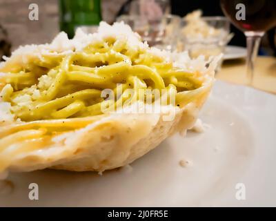 Primo piano di una porzione di tonnarelli con salsa di formaggio e pepe Foto Stock