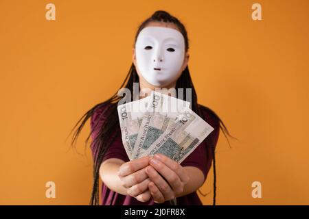Una donna anonima si alza e tira la mano con banconote di carta con il valore facciale di cento zlotys polacchi. Nessuna faccia b Foto Stock