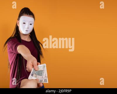 Una donna anonima si alza e tira la mano con banconote di carta con il valore facciale di cento zlotys polacchi. Nessuna faccia b Foto Stock
