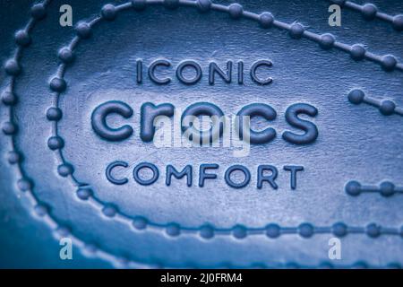 Calgary, Alberta, Canada. 19 novembre 2020. Una scarpa interna Crocs con il testo: Iconico Crocs Comfort. Foto Stock