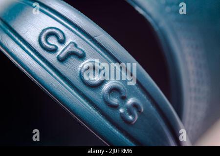 Calgary, Alberta, Canada. 19 novembre 2020. A Macro close up o il logo Crocs scarpe, schiuma scarpe di coagulo. Foto Stock