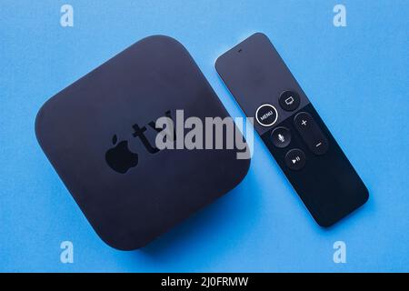 Calgary, Alberta, Canada. 19 novembre 2020. Apple TV 4K su sfondo blu Foto Stock