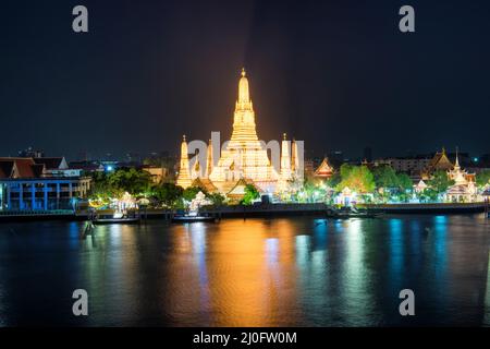 Tempio illuminato di Dawn o Wat Arun a Bangkok a. notte Foto Stock