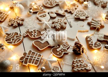 I dolci di Natale composizione. Gingerbread cookies con decorazioni di Natale Foto Stock