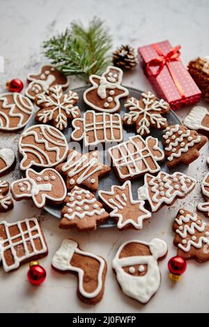 Forme diverse di Natale panpepato biscotti assortiti in cerchio Foto Stock