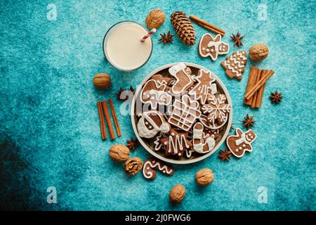 Dolce Natale composizione. Assortimento di gingerbread cookie su una piastra Foto Stock