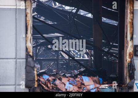 Plainfield, Stati Uniti. 18th Mar 2022. Il soffitto crollato del centro di adempimento di Walmart distrutto è visto attraverso un'apertura a Plainfield, Ind. Il fuoco nell'edificio di 1,2 milioni di piedi quadrati ha cominciato mercoledì intorno a mezzogiorno e non è stato contenuto fino a venerdì. Il Bureau of Alcohol, Tobacco, armi da fuoco ed esplosivi (ATF) indagherà la causa del fuoco. Nessuno è stato ferito nella macchia. Credit: SOPA Images Limited/Alamy Live News Foto Stock