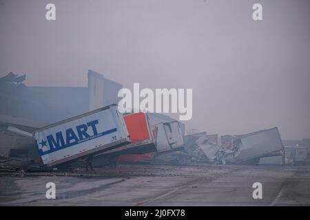 Plainfield, Stati Uniti. 18th Mar 2022. I semirimorchi sono bruciati dopo un incendio che distrusse il centro di adempimento Walmart a Plainfield, Ind. Il fuoco nell'edificio di 1,2 milioni di piedi quadrati è iniziato mercoledì intorno a mezzogiorno e non è stato contenuto fino a venerdì. Il Bureau of Alcohol, Tobacco, armi da fuoco ed esplosivi (ATF) indagherà la causa del fuoco. Nessuno è stato ferito nella macchia. Credit: SOPA Images Limited/Alamy Live News Foto Stock