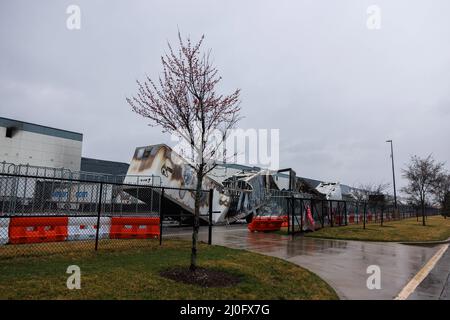 Plainfield, Stati Uniti. 18th Mar 2022. I semirimorchi sono bruciati dopo un incendio che distrusse il centro di adempimento Walmart a Plainfield, Ind. Il fuoco nell'edificio di 1,2 milioni di piedi quadrati è iniziato mercoledì intorno a mezzogiorno e non è stato contenuto fino a venerdì. Il Bureau of Alcohol, Tobacco, armi da fuoco ed esplosivi (ATF) indagherà la causa del fuoco. Nessuno è stato ferito nella macchia. Credit: SOPA Images Limited/Alamy Live News Foto Stock