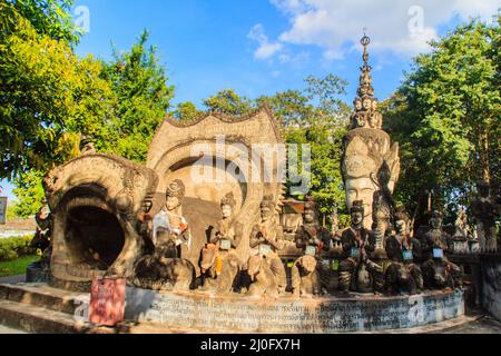 Destiny of life grotta: Nascita, invecchiamento, malattia e morte a Sala Keoku, il parco di gigantesche e fantastiche sculture in cemento ispirato b Foto Stock