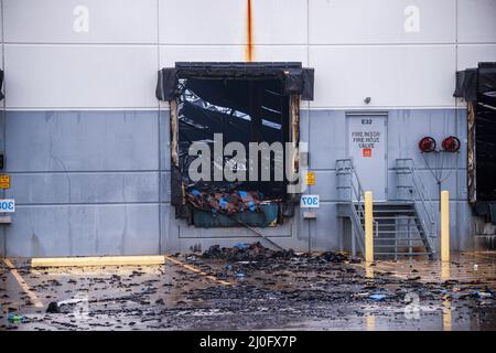 Plainfield, Stati Uniti. 18th Mar 2022. Il soffitto crollato del centro di adempimento di Walmart distrutto è visto attraverso un'apertura a Plainfield, Ind. Il fuoco nell'edificio di 1,2 milioni di piedi quadrati ha cominciato mercoledì intorno a mezzogiorno e non è stato contenuto fino a venerdì. Il Bureau of Alcohol, Tobacco, armi da fuoco ed esplosivi (ATF) indagherà la causa del fuoco. Nessuno è stato ferito nella macchia. Credit: SOPA Images Limited/Alamy Live News Foto Stock