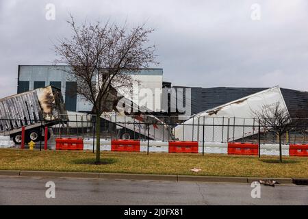 Plainfield, Stati Uniti. 18th Mar 2022. I semirimorchi sono bruciati dopo un incendio che distrusse il centro di adempimento Walmart a Plainfield, Ind. Il fuoco nell'edificio di 1,2 milioni di piedi quadrati è iniziato mercoledì intorno a mezzogiorno e non è stato contenuto fino a venerdì. Il Bureau of Alcohol, Tobacco, armi da fuoco ed esplosivi (ATF) indagherà la causa del fuoco. Nessuno è stato ferito nella macchia. Credit: SOPA Images Limited/Alamy Live News Foto Stock