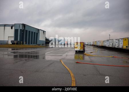 Plainfield, Stati Uniti. 18th Mar 2022. Le manichette antincendio vengono lasciate rotolare dopo un incendio che distrusse il centro di adempimento Walmart a Plainfield, Ind. Il fuoco nell'edificio di 1,2 milioni di metri quadrati è iniziato mercoledì intorno a mezzogiorno e non è stato contenuto fino a venerdì. Il Bureau of Alcohol, Tobacco, armi da fuoco ed esplosivi (ATF) indagherà la causa del fuoco. Nessuno è stato ferito nella macchia. Credit: SOPA Images Limited/Alamy Live News Foto Stock