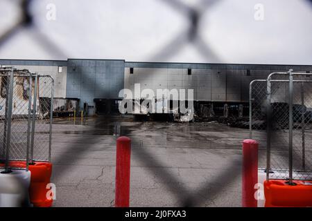 Plainfield, Stati Uniti. 18th Mar 2022. I semirimorchi sono bruciati dopo un incendio che distrusse il centro di adempimento Walmart a Plainfield, Ind. Il fuoco nell'edificio di 1,2 milioni di piedi quadrati è iniziato mercoledì intorno a mezzogiorno e non è stato contenuto fino a venerdì. Il Bureau of Alcohol, Tobacco, armi da fuoco ed esplosivi (ATF) indagherà la causa del fuoco. Nessuno è stato ferito nella macchia. Credit: SOPA Images Limited/Alamy Live News Foto Stock