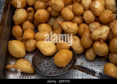 Miele dolce palle di pasta fritte profonde, loukoumades Foto Stock