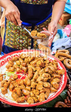 Sai ua o salsiccia tailandese settentrionale, contiene carne di maiale tritata, erbe, spezie e pasta di curry rosso kahua kaeng. Si mangia di solito g Foto Stock