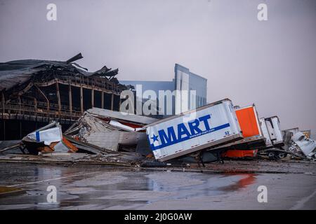 Plainfield, Stati Uniti. 18th Mar 2022. I semirimorchi sono bruciati dopo un incendio che distrusse il centro di adempimento Walmart a Plainfield, Ind. Il fuoco nell'edificio di 1,2 milioni di piedi quadrati è iniziato mercoledì intorno a mezzogiorno e non è stato contenuto fino a venerdì. Il Bureau of Alcohol, Tobacco, armi da fuoco ed esplosivi (ATF) indagherà la causa del fuoco. Nessuno è stato ferito nella macchia. (Foto di Jeremy Hogan/SOPA Images/Sipa USA) Credit: Sipa USA/Alamy Live News Foto Stock