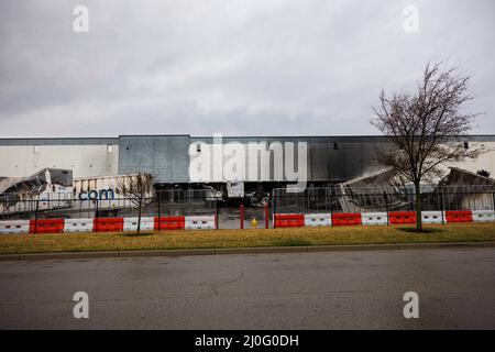 Plainfield, Stati Uniti. 18th Mar 2022. I semirimorchi sono bruciati dopo un incendio che distrusse il centro di adempimento Walmart a Plainfield, Ind. Il fuoco nell'edificio di 1,2 milioni di piedi quadrati è iniziato mercoledì intorno a mezzogiorno e non è stato contenuto fino a venerdì. Il Bureau of Alcohol, Tobacco, armi da fuoco ed esplosivi (ATF) indagherà la causa del fuoco. Nessuno è stato ferito nella macchia. (Foto di Jeremy Hogan/SOPA Images/Sipa USA) Credit: Sipa USA/Alamy Live News Foto Stock