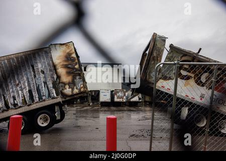 Plainfield, Stati Uniti. 18th Mar 2022. I semirimorchi sono bruciati dopo un incendio che distrusse il centro di adempimento Walmart a Plainfield, Ind. Il fuoco nell'edificio di 1,2 milioni di piedi quadrati è iniziato mercoledì intorno a mezzogiorno e non è stato contenuto fino a venerdì. Il Bureau of Alcohol, Tobacco, armi da fuoco ed esplosivi (ATF) indagherà la causa del fuoco. Nessuno è stato ferito nella macchia. (Foto di Jeremy Hogan/SOPA Images/Sipa USA) Credit: Sipa USA/Alamy Live News Foto Stock