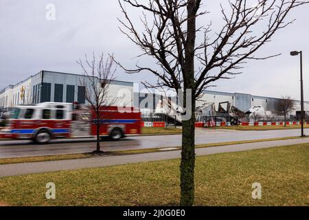 Plainfield, Stati Uniti. 18th Mar 2022. I semirimorchi sono bruciati dopo un incendio che distrusse il centro di adempimento Walmart a Plainfield, Ind. Il fuoco nell'edificio di 1,2 milioni di piedi quadrati è iniziato mercoledì intorno a mezzogiorno e non è stato contenuto fino a venerdì. Il Bureau of Alcohol, Tobacco, armi da fuoco ed esplosivi (ATF) indagherà la causa del fuoco. Nessuno è stato ferito nella macchia. (Foto di Jeremy Hogan/SOPA Images/Sipa USA) Credit: Sipa USA/Alamy Live News Foto Stock