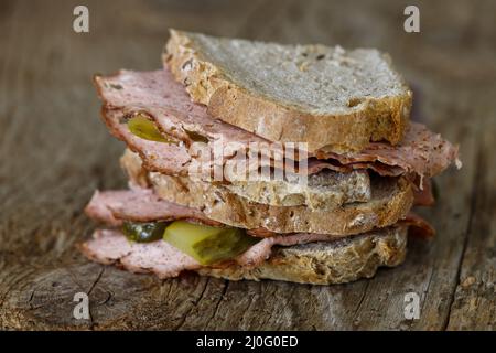 Pane bavarese al formaggio di fegato su legno Foto Stock