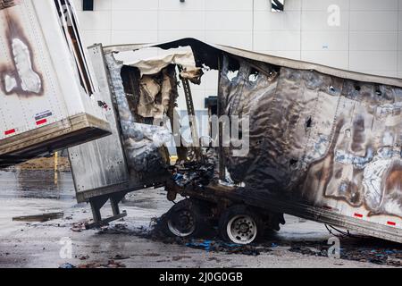 Plainfield, Stati Uniti. 18th Mar 2022. I semirimorchi sono bruciati dopo un incendio che distrusse il centro di adempimento Walmart a Plainfield, Ind. Il fuoco nell'edificio di 1,2 milioni di piedi quadrati è iniziato mercoledì intorno a mezzogiorno e non è stato contenuto fino a venerdì. Il Bureau of Alcohol, Tobacco, armi da fuoco ed esplosivi (ATF) indagherà la causa del fuoco. Nessuno è stato ferito nella macchia. (Foto di Jeremy Hogan/SOPA Images/Sipa USA) Credit: Sipa USA/Alamy Live News Foto Stock