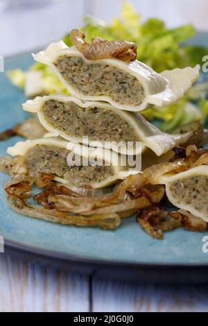 Swabian Maultaschen con insalata Foto Stock