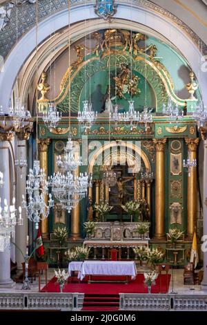 Colpo verticale di uno degli altari storici della chiesa a Lima, Perù Foto Stock