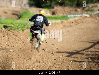 Atleta non riconosciuto che guida una moto sportiva su una gara di motocross Foto Stock