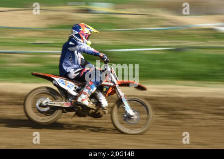 Atleta non riconosciuto che guida una moto sportiva su una gara di motocross Foto Stock