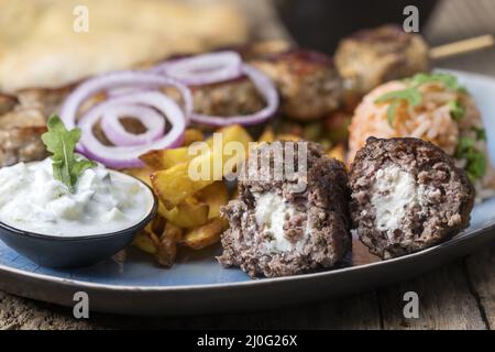 Bifteki greco con patatine fritte Foto Stock