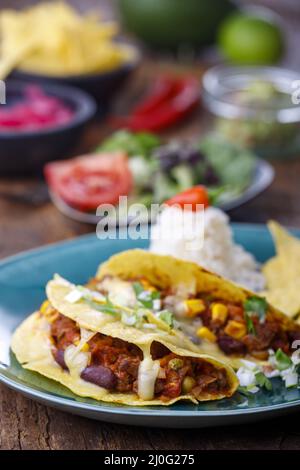 Tacos messicani con riso su legno Foto Stock