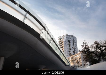 Paesaggio urbano di Nicosia da piazza Eleftheria con moderna architettura futuristica. Cipro Foto Stock