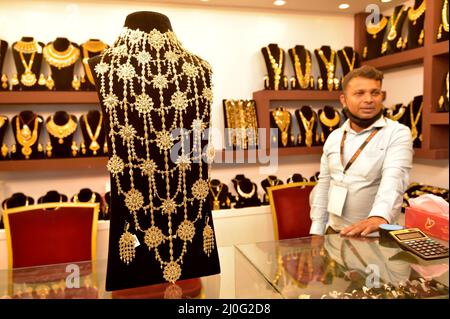 Dhaka. 19th Mar 2022. Una bancarella di gioielli è visto durante una fiera di gioielli a Dhaka, Bangladesh il 18 marzo 2022. Credit: Xinhua/Alamy Live News Foto Stock