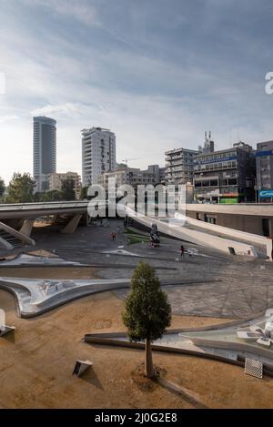 Paesaggio urbano di piazza Nicosia eleftheria con moderna architettura futuristica. Cipro Foto Stock