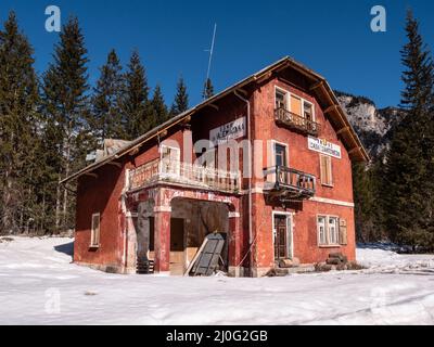 Cortina d'Ampezzo, Italia - Febbraio 26 2022: Casa Cantoniera Casa operaio stradale nella Regione Belluno in inverno. Foto Stock