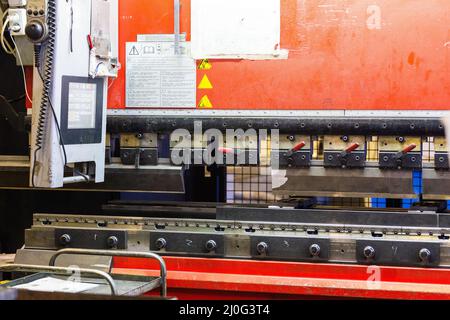 vista in primo piano della pressa piegatrice per lamiere industriali con utensile Foto Stock