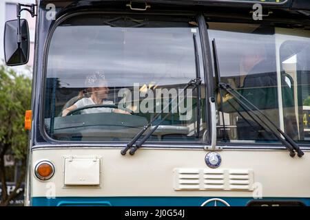 Sydney. 19th Mar 2022. Una ragazza sperimenta un autobus d'epoca in auto vicino al Ponte dell'Porto di Sydney, Australia, il 19 marzo 2022, come parte della celebrazione del 90th anniversario del Ponte del Porto di Sydney. Per celebrare il 90th anno dal completamento del Sydney Harbour Bridge, il sabato Sydneysiders si è recato nel porto per rendere omaggio al ponte che ha collegato e ispirato generazioni di australiani. Credit: Bai Xuefei/Xinhua/Alamy Live News Foto Stock