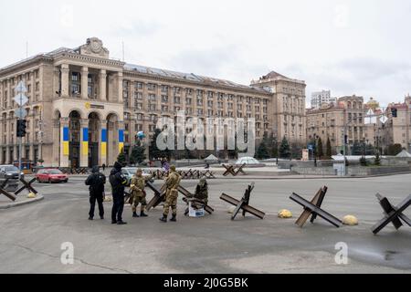 KIEV, UCRAINA 04 marzo. I membri delle forze di sicurezza ucraine sono in piedi da siepi anticarro posti in piazza Maidan Nezalezhnosti per la difesa, mentre l'invasione russa dell'Ucraina continua il 04 marzo 2022 a Kiev, Ucraina. La Russia ha iniziato un'invasione militare dell'Ucraina dopo che il parlamento russo ha approvato i trattati con due regioni in distacco nell'Ucraina orientale. È il più grande conflitto militare in Europa dalla seconda guerra mondiale Foto Stock