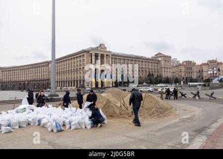 KIEV, UCRAINA 04 marzo. I civili riempiono sacchi di sabbia da utilizzare per creare barricate fortificate in Piazza Maidan Nezalezhnosti per la difesa, mentre l'invasione russa dell'Ucraina continua il 04 marzo 2022 a Kiev, Ucraina. La Russia ha iniziato un'invasione militare dell'Ucraina dopo che il parlamento russo ha approvato i trattati con due regioni in distacco nell'Ucraina orientale. È il più grande conflitto militare in Europa dalla seconda guerra mondiale Foto Stock