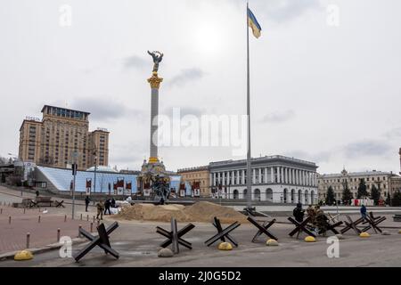 KIEV, UCRAINA 04 marzo. I membri delle forze di sicurezza ucraine sono in piedi da siepi anticarro posti in piazza Maidan Nezalezhnosti per la difesa, mentre l'invasione russa dell'Ucraina continua il 04 marzo 2022 a Kiev, Ucraina. La Russia ha iniziato un'invasione militare dell'Ucraina dopo che il parlamento russo ha approvato i trattati con due regioni in distacco nell'Ucraina orientale. È il più grande conflitto militare in Europa dalla seconda guerra mondiale Foto Stock